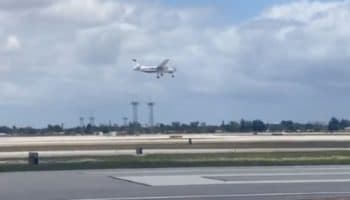 Pasajero sin experiencia logra aterrizar avión en Florida; piloto estaba 'indispuesto' | Video