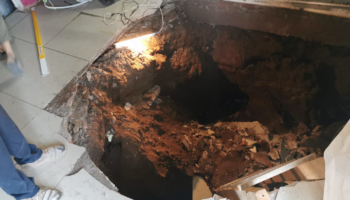 Viejo narcotúnel provoca socavón en casa de Culiacán, con saldo de un herido