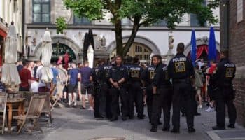 Detienen a tres 'hooligans' ingleses por hacer el saludo nazi en Múnich | Video
