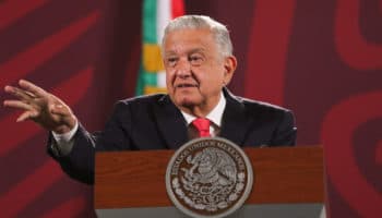 AMLO denuncia nueva campaña en su contra por bache en AICM; asegura que la T2 registra hundimientos