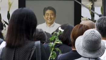 Políticos japoneses admiten lazos con movimiento religioso al que asesino de Abe culpó por quiebra de su familia