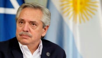 Juez prohíbe a Alberto Fernández salir de Argentina tras denuncia por violencia