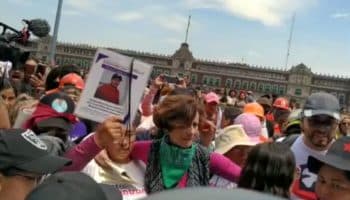 2 de octubre: manifestantes gritan ‘fuera’ a Denise Dresser en Zócalo