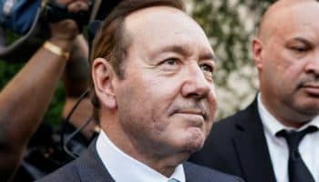‘Kevin Spacey me manoseó’, afirma denunciante en tribunal británico