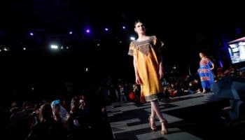 Diseñadores indígenas desafían el plagio en pasarela mexicana