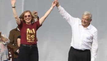 Gutiérrez Müller agradece a Edy Smol por diseñar playera para marcha de AMLO