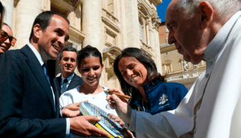 La "Pala de la Solidaridad" del Papa: Una raqueta para ayudar a 500 familias