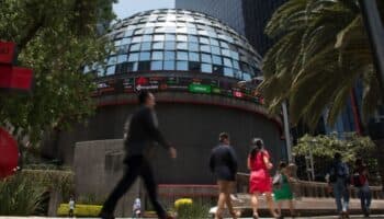 Bolsa mexicana cae a su peor nivel desde enero; Peso mexicano sigue perdiendo