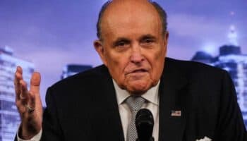 Giuliani es declarado en desacato en el caso de difamación contra trabajadoras electorales de Georgia