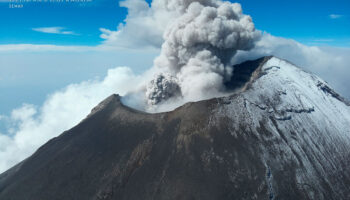 Las Plumas de la Serpiente: poesía de ceniza para el Popocatépetl