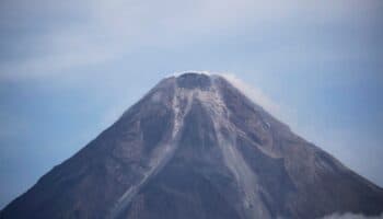 Evacuan a 10 mil personas ante riesgo de erupción de volcán en Filipinas | Videos