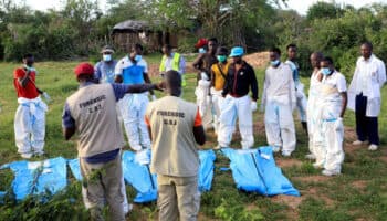 Kenia: Suben a 336 los miembros de una secta muertos por ayunar 'para ver a Jesucristo'
