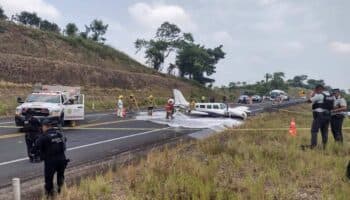 Aterriza de emergencia avioneta sobre autopista en Veracruz