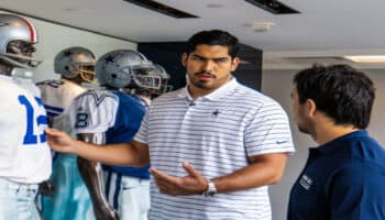 NFL: Da Isaac Alarcón una visita guiada a Checo Pérez por las instalaciones de los Vaqueros | Video