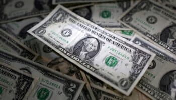 Dólar cae a su peor nivel en 15 meses