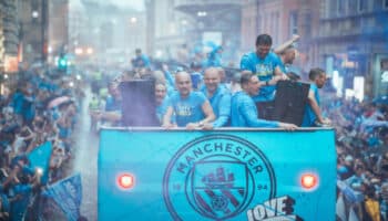 Aguantan miles la lluvia en Manchester para celebrar a sus campeones | Video