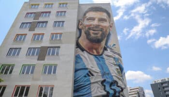 Pintan a La Pulga más grande del mundo en Tirana, Albania | Fotos y video