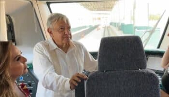 AMLO aborda el primer vagón terminado del Tren Maya | Video