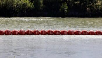 Departamento de Justicia de EU notifica a Texas que planea denunciar por 'muro' flotante