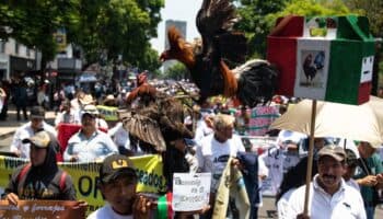 Marchan en CDMX a favor de las corridas de toros y peleas de gallos