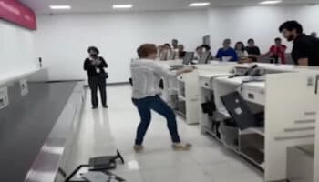 Mujer que destruyó mobiliario en el AICM continúa retenida en la Fiscalía | Video