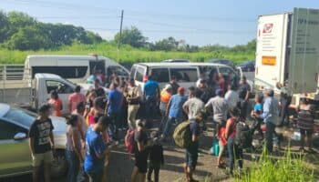 Abandonan a 172 migrantes en un tractocamión en Veracruz; 27 son niños que viajaban solos