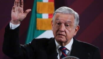 Publicidad vulgar muro flotante en Río Bravo contra migrantes: AMLO