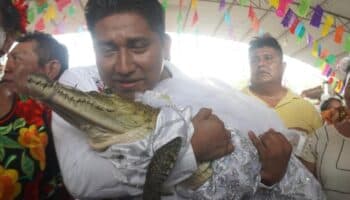 Presidente municipal de Oaxaca se casa con lagarta; una tradición chontal para pedir lluvia y alimentos