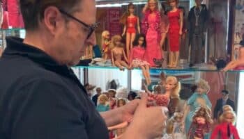 Fan en Viena tiene una de las colecciones más grande de muñecas Barbie... ¡más de 1800!