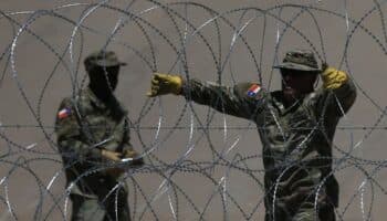 Texas refuerza barricada de alambre pese a orden federal de retirarla