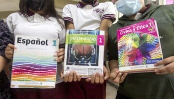 Libros de texto gratuitos llegarán "en breve" a escuelas: SEP, pese a orden judicial de rediseñarlos