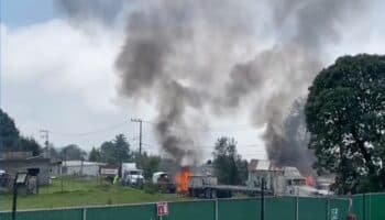 Queman vehículos en Topilejo para bloquear carretera a Cuernavaca