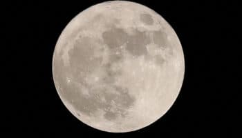 Indios Navajo protestan por envío a la Luna de cenizas humanas