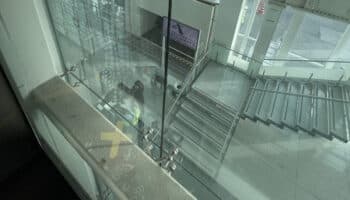 ¡Ahora en el AICM! Usuarios se quedan encerrados en elevador