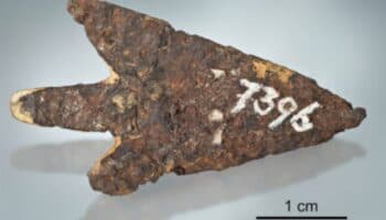 Descubren una punta de flecha prehistórica fabricada con material extraterrestre