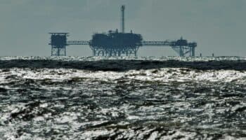 Chevron recibe autorización restringida de EU para operar en Venezuela: Reuters