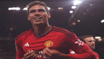 Salva Raphael Varane a los Red Devils en Old Trafford | Video