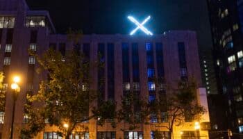 Retiran gran X luminosa del tejado de Twitter