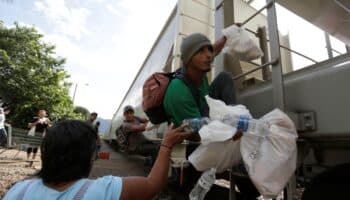 Ferromex suspende operación de 60 trenes para que migrantes no se suban