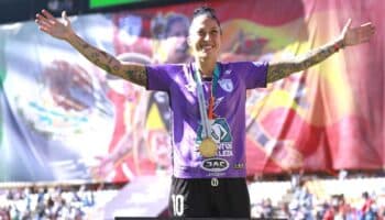 Jennifer Hermoso recibe homenaje en su vuelta al futbol mexicano