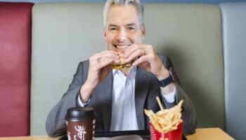 Alimentar a niños pobres en McDonald's provoca un escándalo en Austria | Video