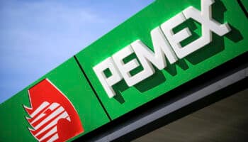 Reducción en presupuesto de Pemex erosionará el futuro de su producción y reservas en 2024: Moody's