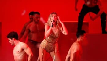 Taylor Swift muestra su primer beso público con Travis Kelce
