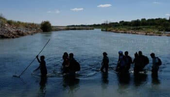 Biden ordena reforzar muro fronterizo donde hay más cruces de migrantes