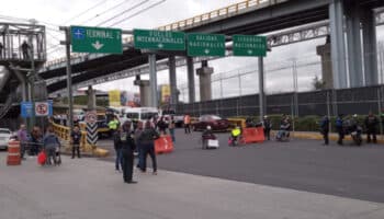 Bloquean ingreso a Terminal 1 del AICM con sillas de ruedas