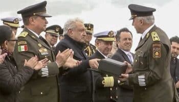 AMLO: de exigir la renuncia de Cienfuegos a condecorarlo