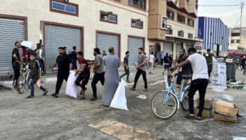 Miles de personas saquean almacenes de ayuda de agencia de la ONU en Gaza