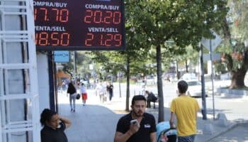 Peso mexicano se deprecia con más fuerza que otras monedas por aranceles