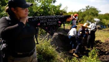 Existen 5 mil 600 fosas clandestinas en México: periodista | Video