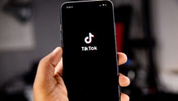 'Bone smashing', la peligrosa tendencia de Tiktok que promete belleza golpeándose con martillos